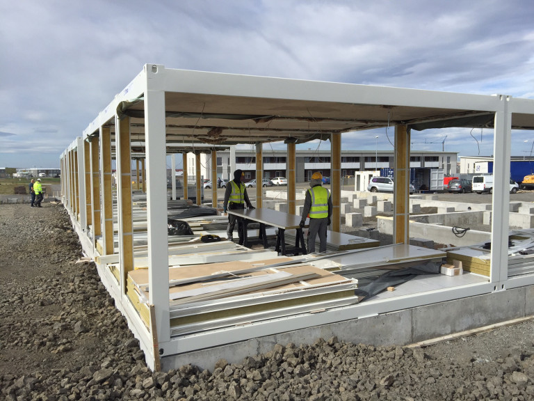 Iðnaðarmenn að störfum við skólabyggingu