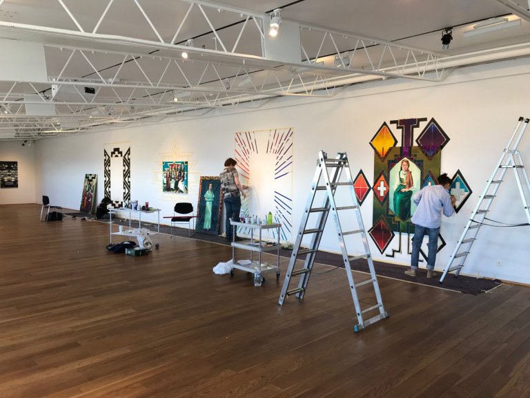 Nemendur úr Myndlistaskóla Reykjavíkur aðstoða við uppsetningu sýningarinnar Fjölskyldumynstur í Li…