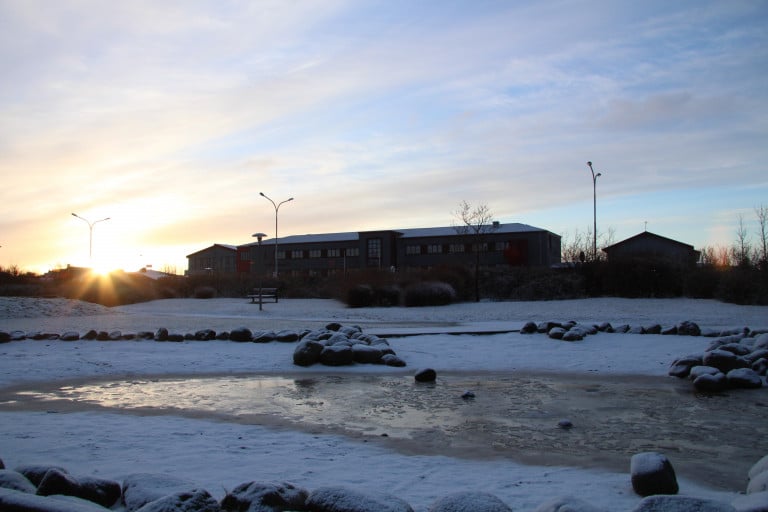 Myllubakkaskóli og nánast umhverfi á fallegum vetrardegi.