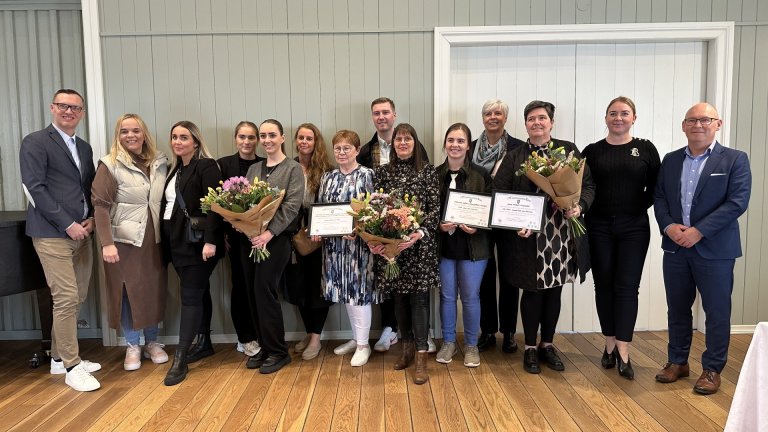 Hvatningarverðlaun Menntaráðs 2024. Fulltrúar verkefnisins ásamt Sighvati Jónsyni varaformanni Menn…