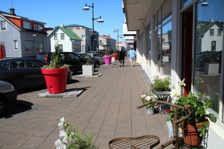 Hafnargata hrein og litrík á fallegum degi