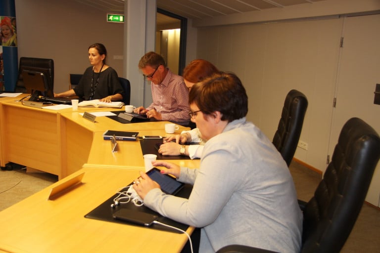 Bæjarfulltrúar með spjaldtölvur á fyrsta rafvædda bæjarstjórnarfundinum 16. ágúst 2016.