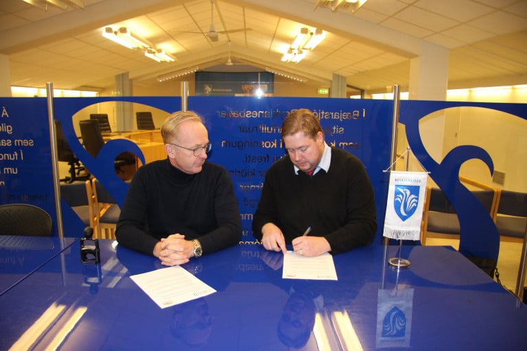 Kjartan Már Kjartansson bæjarstjóri og Jóhann Friðriksson lýðheilsufræðingur skrifa undir samningin…