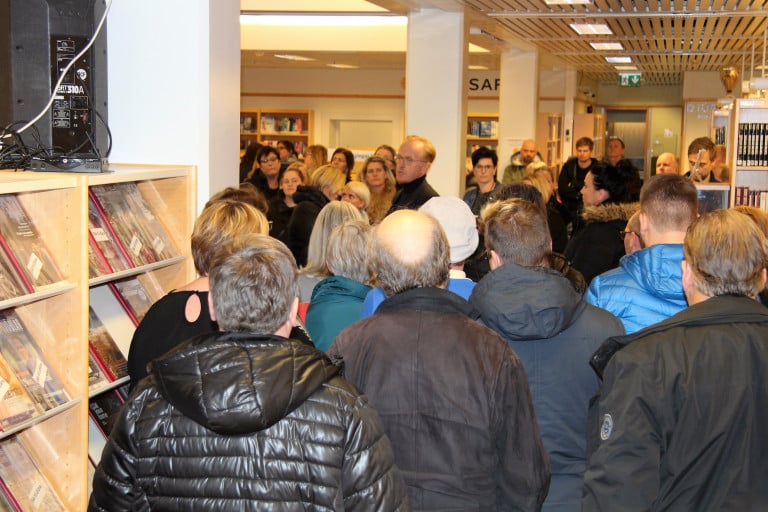 Kjartan Már Kjartansson bæjarstjóri tekur við kröfu grunnskólakennara og ræðir við þá.