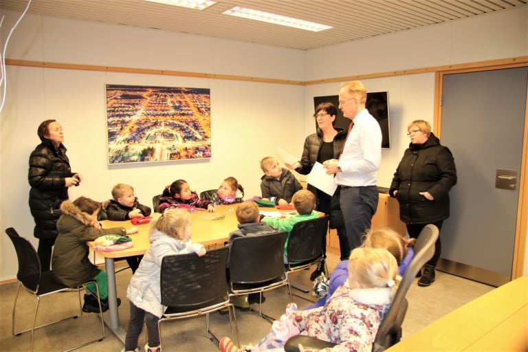 Margrét Kolbeinsdóttir deildarstjóri á Sunnuvelli aðstoðaði börnin við að koma hugmyndinni til bæja…