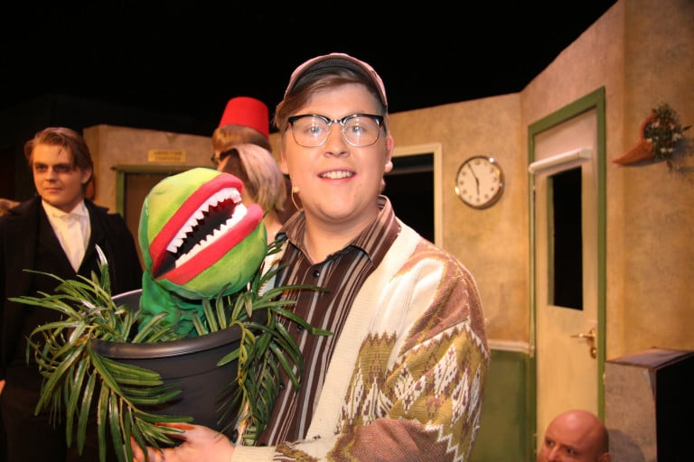 Sigurður Smári Hansson leikur Baldur. Hér er hann með plöntuna Auði II meðan hún er í viðráðanlegri…