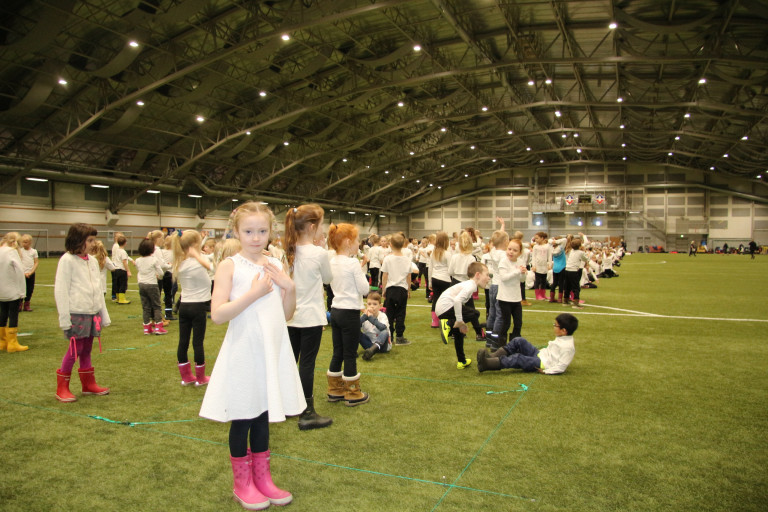 Hvítklædd skólabörn í Reykjanesbæ mynduðu orðið Skólahreysti í Reykjaneshöllinni fyrir auglýsingamy…