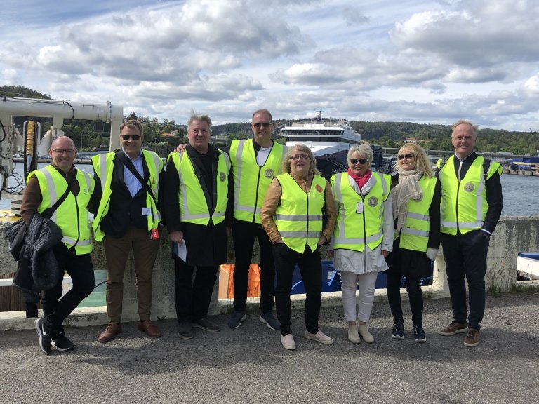 Hópurinn í skoðunarferð um hafnarsvæði Kristiansand í fylgd Trine og Eve, starfsmanna borgarinnar.