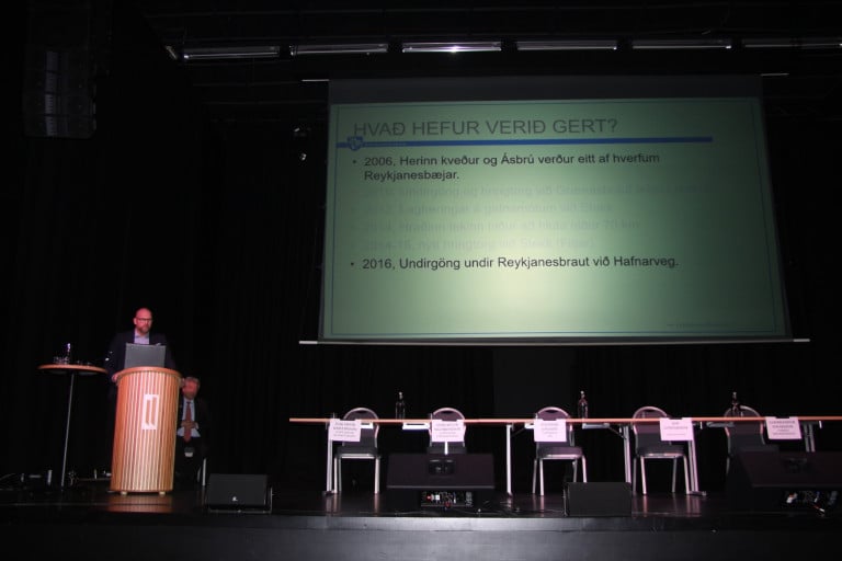 Guðlaugur Helgi Sigurjónsson sviðsstjóri Umhverfissviðs á íbúafundi um tvöföldun Reykjanesbrautar.