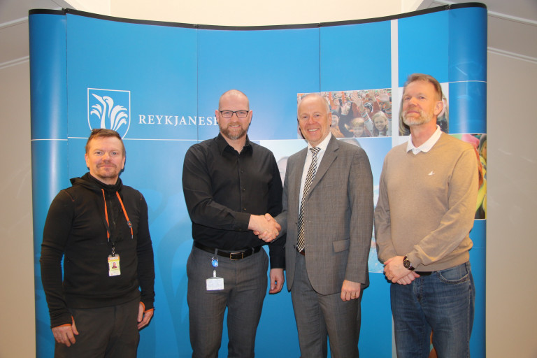 Frá undirskrift í morgun, f.v. Gunnar Páll Viðarsson verkefnastjóri hjá ÍAV, Guðlaugur H. Sigurjóns…