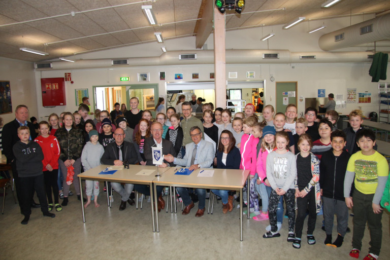 Frá undirritun og handsali samningsins í Njarðvíkurskóla í hádeginu. F.v. Helgi Arnarson sviðsstjór…