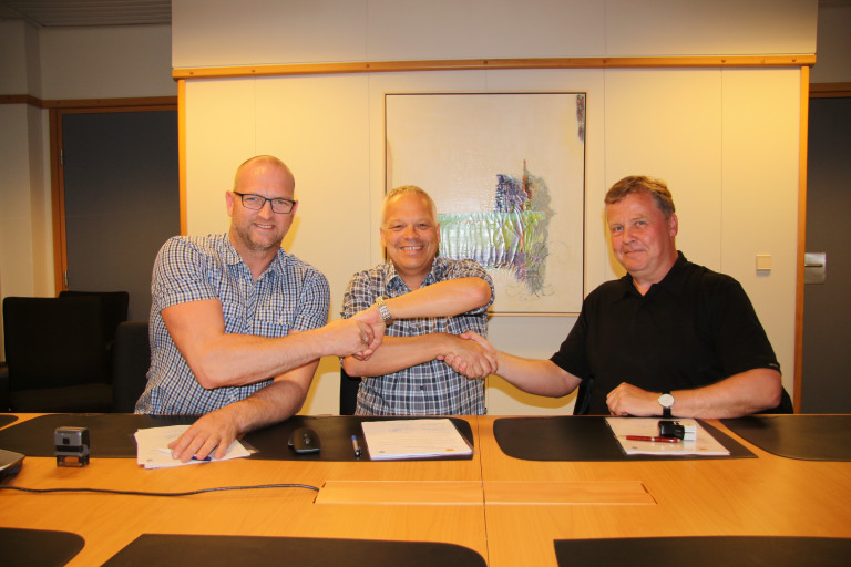 Mynd frá undirritun í gær f.v. Guðlaugur H Sigurjónsson sviðsstjóri Umhverfissviðs Reykjanesbæjar, …