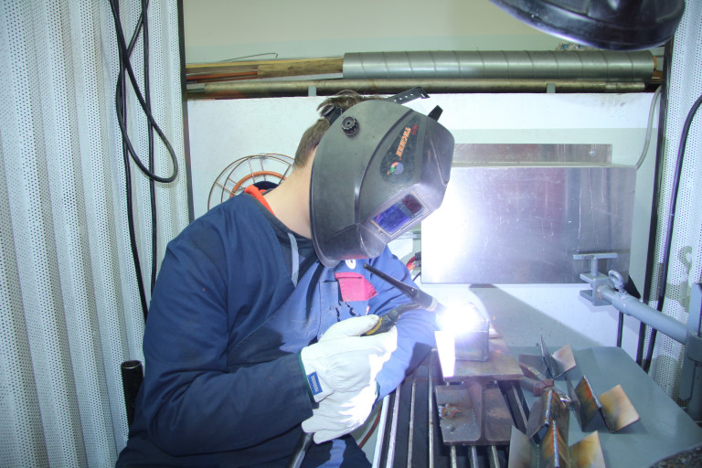 Málmsmíði er ein þeirra greina sem nemendur geta kynnt sér. Hér er verið að sjóða saman tenging.