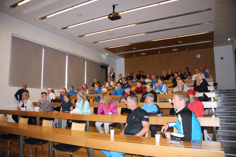 Keppendur, þjálfarar og fylgdarlið við setningu vinabæjamótsins í Íþróttaakademíuna í  morgun.