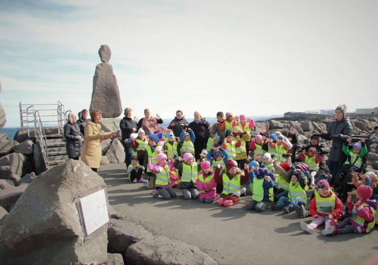 Leikskólabörn á Tjarnarseli eru dugleg að fara í vettvangsferðir. Ferð að útsýnispallinum, sem þau …
