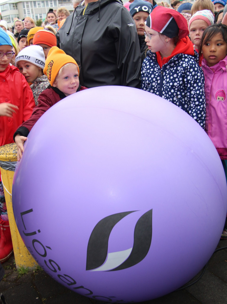 Glöð börn við setningu Ljósanætur í ár við Myllubakkaskóla.