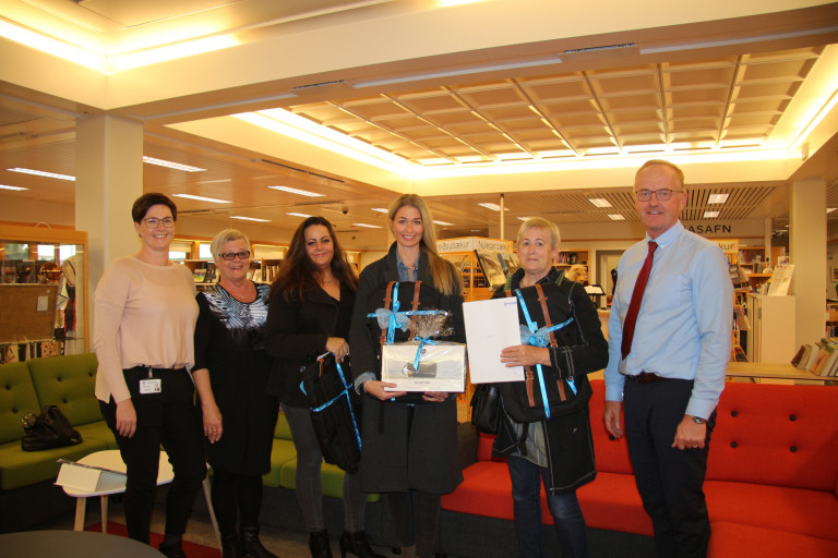 Frá verðlaunaafhendingu. Sigurvegarar og fulltrúar þeirra ásamt Guðlaugu Lewis úr dómnefnd, Guðbjör…