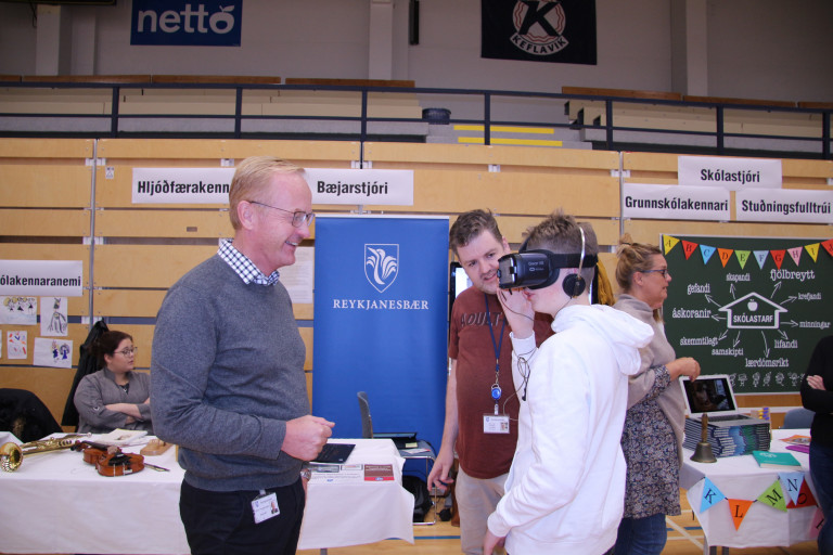 Nemendum gafst m.a. kostur á að bregða sér á bæjarstjórnarfund með aðstoð tækninnar. Kjartan Már Kj…