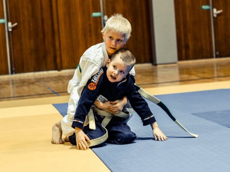 Ungir drengir á æfingu