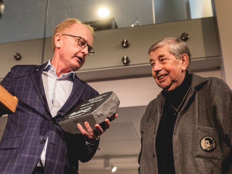 Kjartan Már Kjartansson, bæjarstjóri Reykjanesbæjar, að afhenda Jóni Kr. Ólafssyni þakklætisvott.