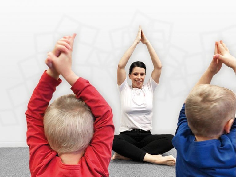 Sibba að kenna krakkajóga