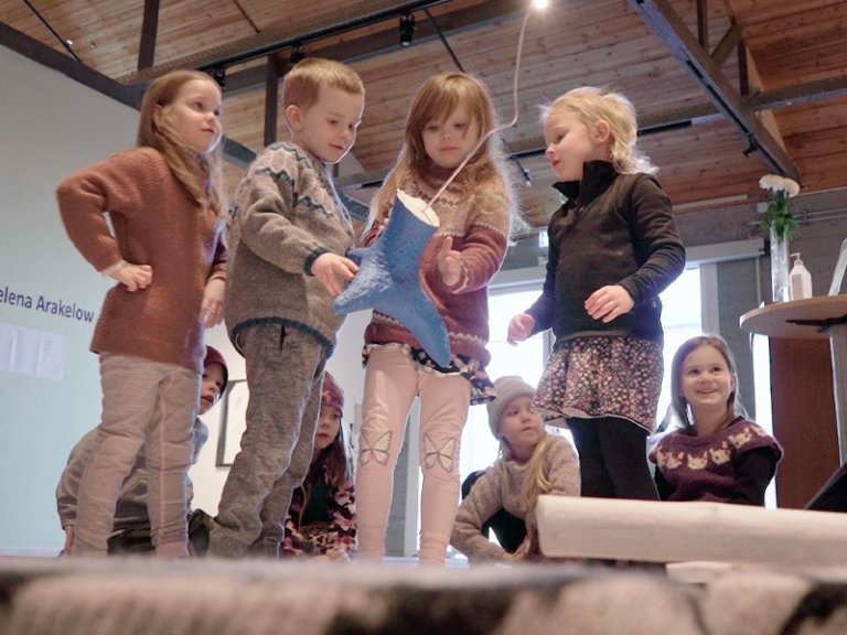 Krakkar á listsýningu