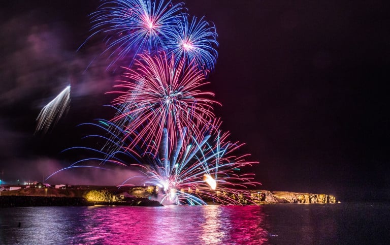 Svipmynd frá flugeldasýningu HS Orku á upplýsingu Berginu