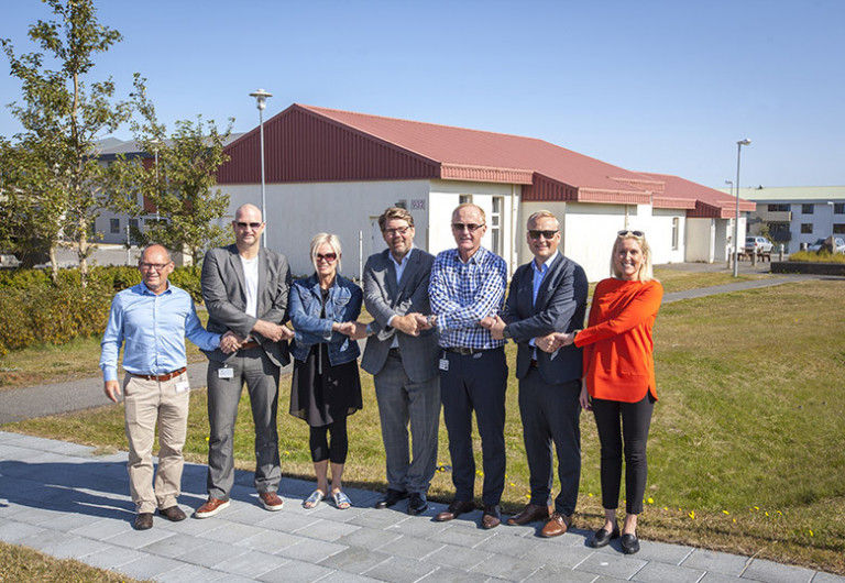 Gefendur og þiggjendur húsnæðisins mynda þakkarkeðju. Ljósmynd: Víkurfréttir