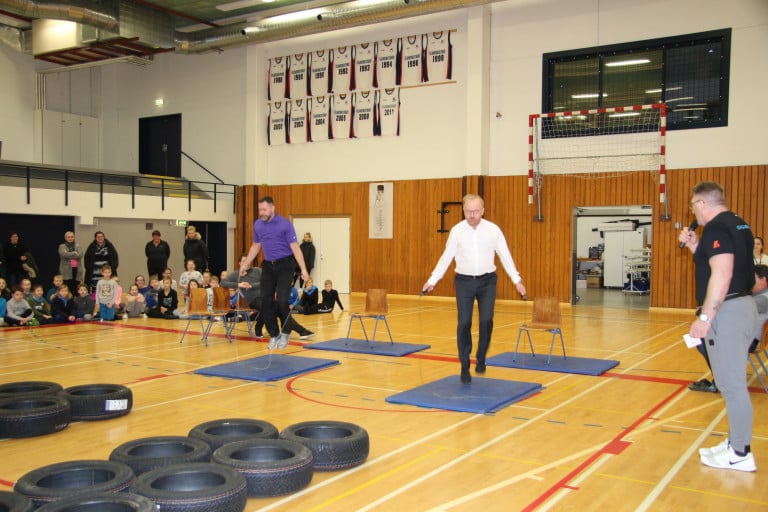 Hér etja kappi í hreystibraut Eðvarð Þór Eðvarsson skólastjóri Holtaskóla og Kjartan Már Kjartansso…