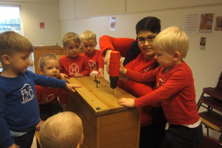 Frá undirbúningi Listahátíðar barna á leikskólanum Akri.