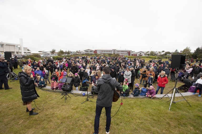Salka Sól og Björgin Ívar Baldursson skemmtu gestum á setningarathöfn í skrúðgarðinum í gær. Ljósmy…