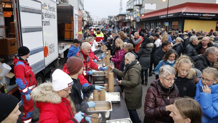 Kjötsúpa Skólamatar sameinaðist Götupartýi í ár og þótti breytingin heppnast vel. Í anda platlausra…