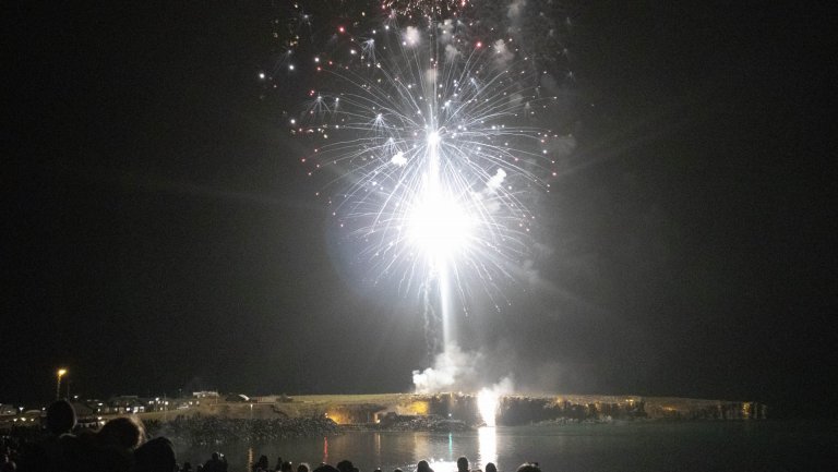 Frá flugeldasýningu á laugardagskvöld, sem stjórnað var af Björgunarsveitinni Suðurnes. Ljósmynd Ví…