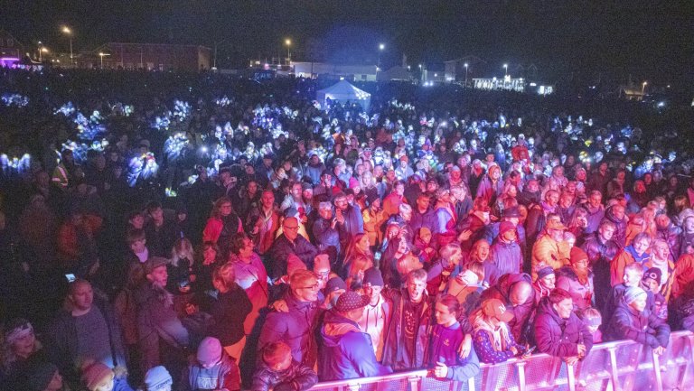 Margmenni var á hátíðarsvæðinu í gærkvöldi þegar stórtónleikar og flugeldasýning fóru fram og horfe…