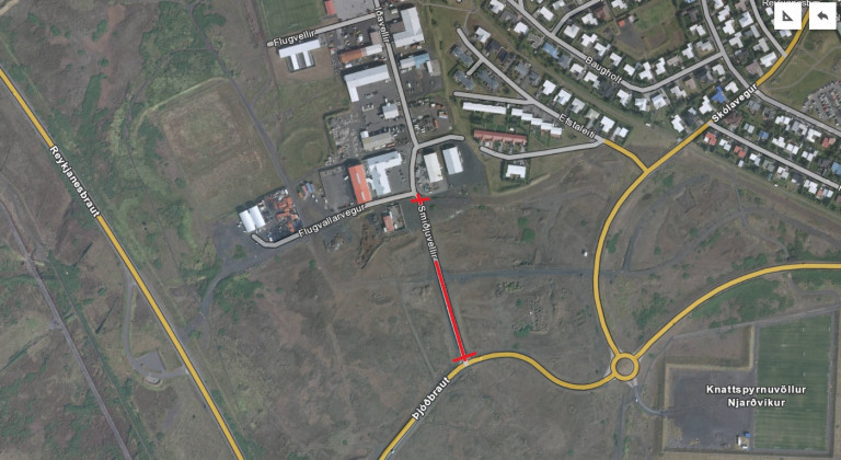 Rauða strikið á myndinni sýnir svæðið sem er lokað fyrir umferð.