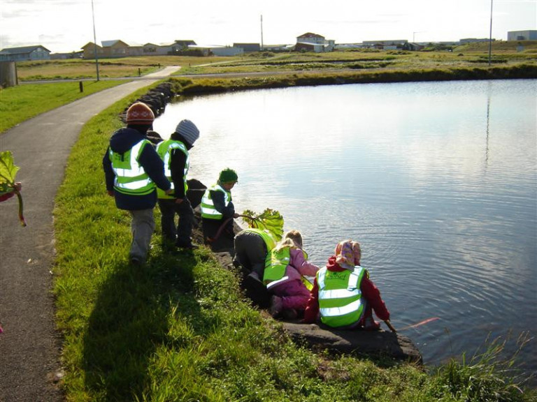 Útivera er dæmi um heilsueflingu sem leikskólabörn í Reykjanesbæ iðka af miklum móð.
