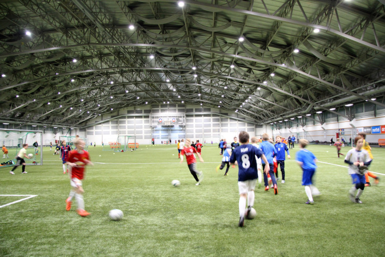 Ungir knattspyrnumenn við æfingar í Reykjaneshöll.