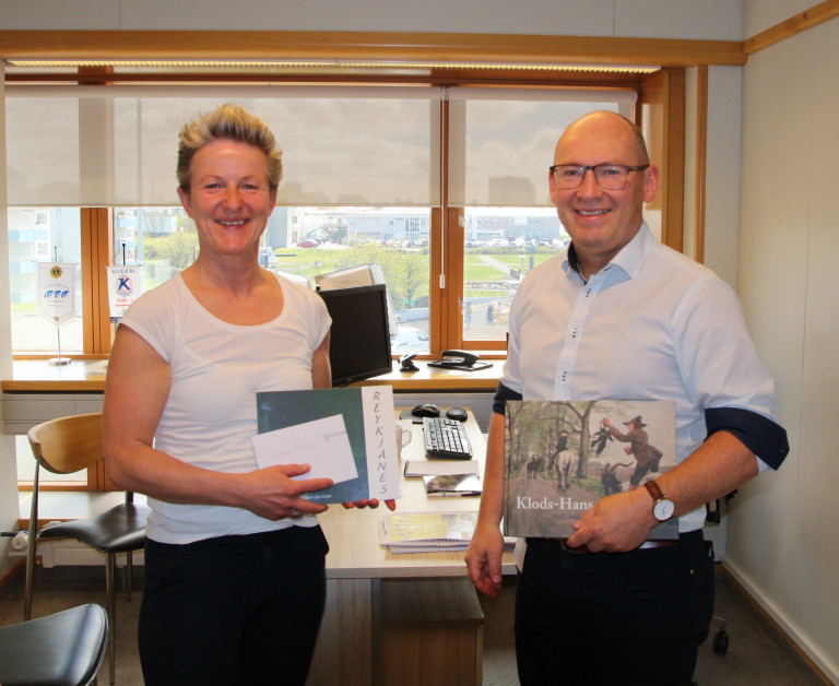 Marianne Schöttel dönskukennari á kveðjustundu með Helga Arnarsyni sviðsstjóra Fræðslusviðs