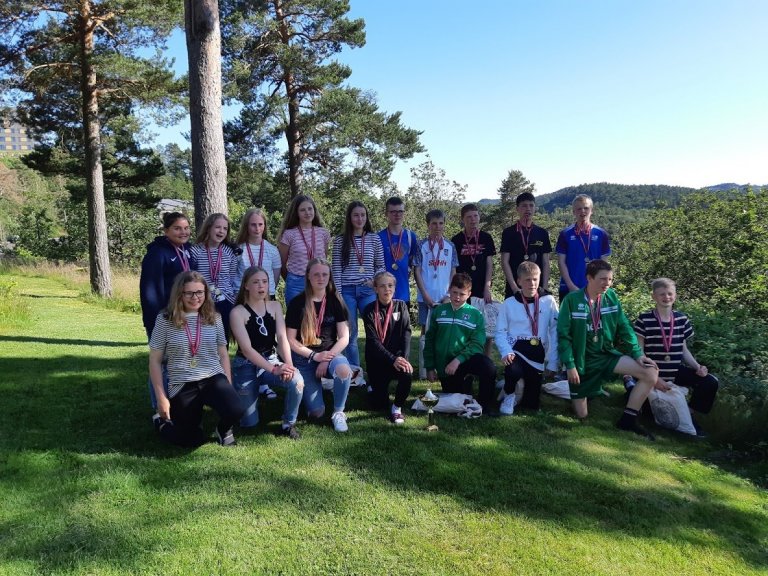 Stúlknalið Keflavíkur og Drengjalið Njarðvíkur með verðlaunapeninga sína í mótslok. Ljósmynd: Krist…