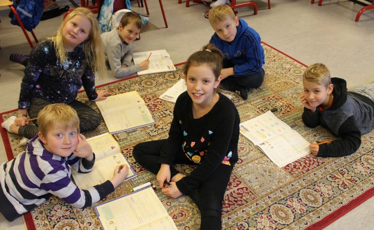 Nemendur í 3. SG læra saman á gólfmottunni í kennslustofunni.
