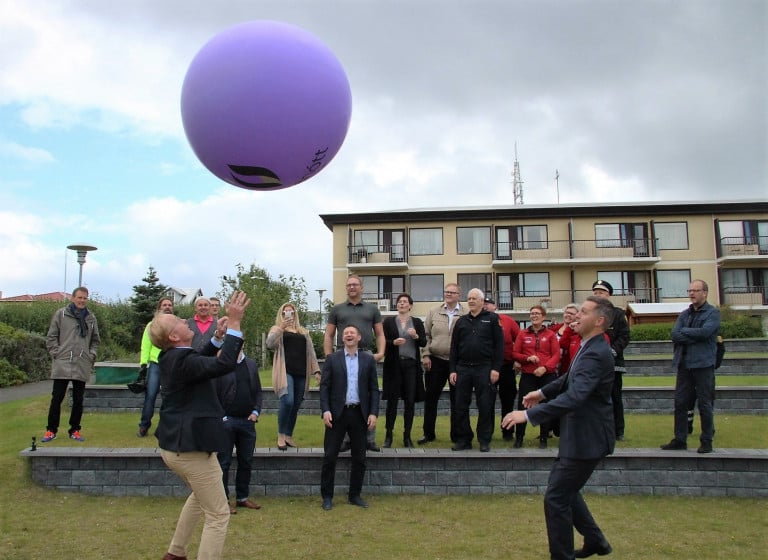 Kjartan Már Kjartansson bæjarstjóri og Einar Hannesson útibússtjóri Landsbankans í Reykjanesbæ kast…