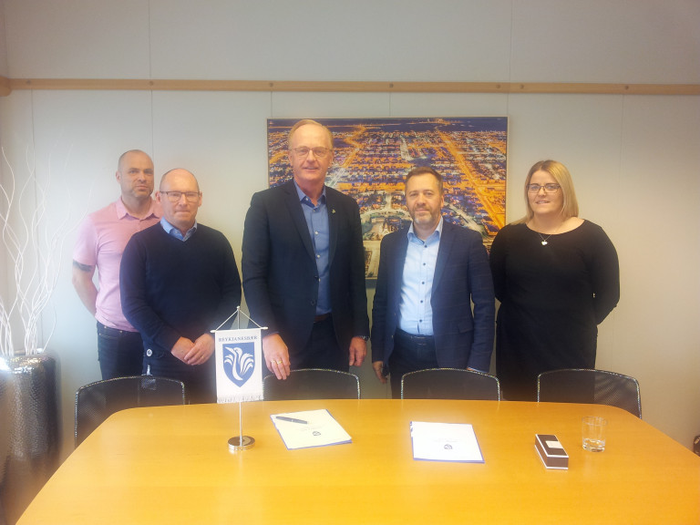 Frá undirritun samningsins, f.v. Jóhann Gunnarsson sölustjóri Pennans, Helgi Arnarson sviðsstjóri F…