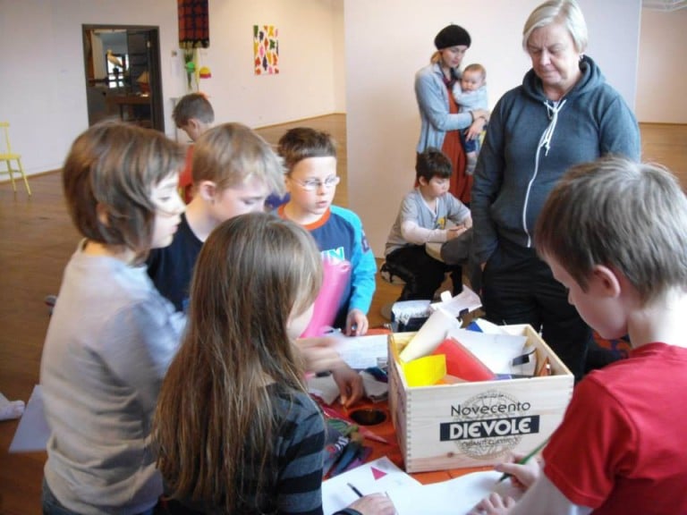 Úr fjölskyldusmiðju í listasal.