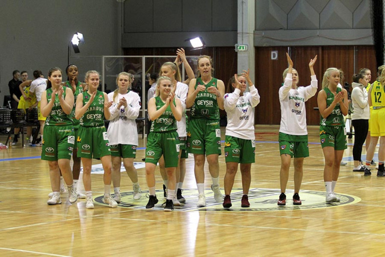 Glaðar Njarðvíkurstúlkur eftir sigur á Skallagrím í gærkvöldi. Ljósmynd: UMFN