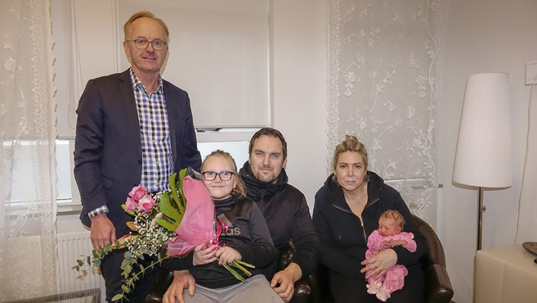 Kjartan Már Kjartansson bæjarstjóri með átjánþúsundasta íbúa Reykjanesbæjar, dóttur Sveins Baldvins…