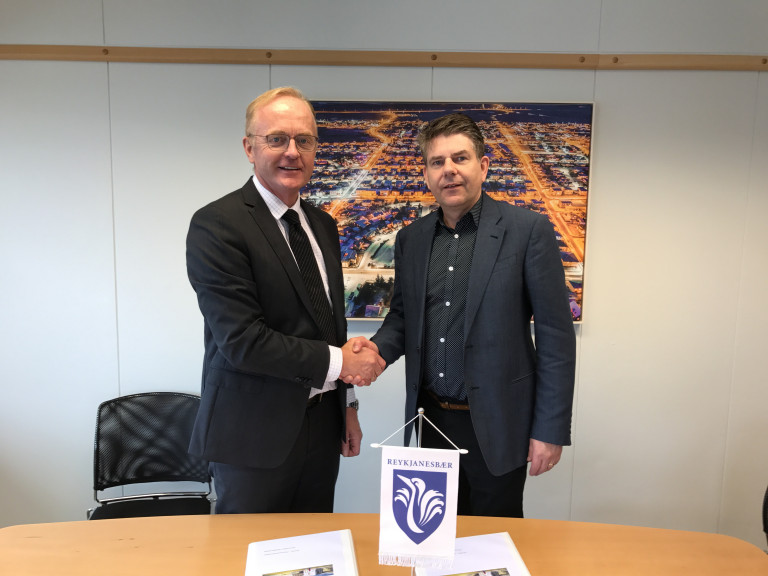 Kjartan Már Kjartansson bæjarstjóri og Aðalsteinn Snorrason frá Arkis handsala samninginn.