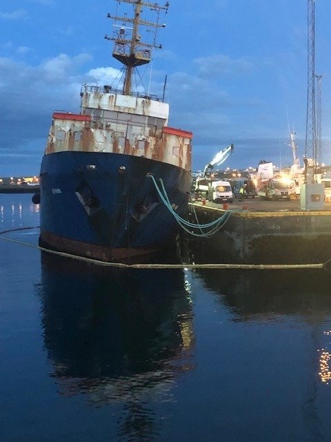 Hér sést hvernig Orlik hallaði við bryggju í Njarðvík.