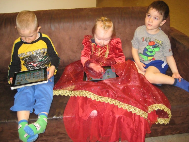 Hér má sjá mynd af leikskólabörnum í spjaldtölvum.