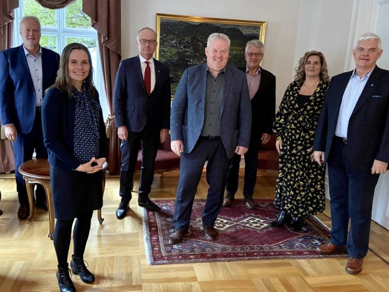 Bæjarstjórar sveitarfélaganna fjögurra ásamt framkvæmdastjóra Sambands sveitarfélaga á Suðurnesjum …
