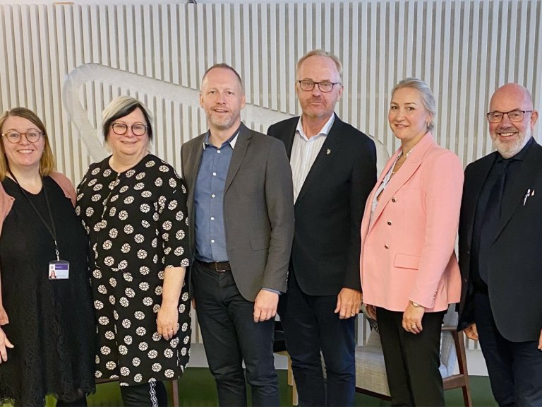 Á myndinni eru til vinstri Áshildur Linnet sérfræðingur hjá félags- og vinnumarkaðsráðuneytinu , He…